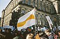 22 maart 2003, de Dam Amsterdam. Vlag van Compassie wordt ingezet tijden een demonstratie tegen de oorlog in Irak.jpg