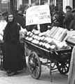 Marchande de confettis le Mardi Gras 1914 à Paris.jpg