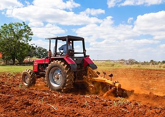 Tractor arando la tierra para cultivo.jpg