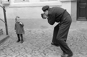 Fotothek df roe-neg 0006125 007 Roger Rössing beim Fotografieren eines kleinen Mädchens.jpg